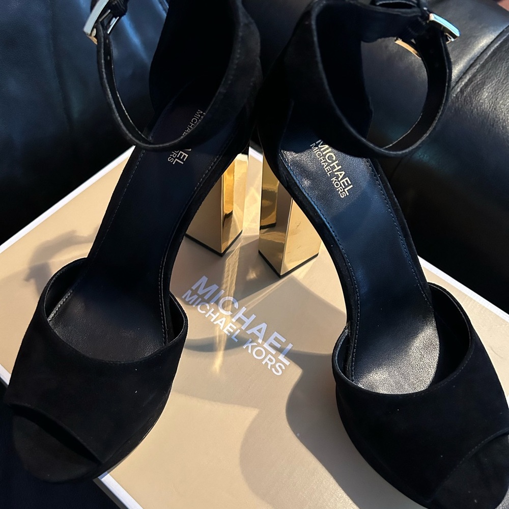 NIB Michael Kors Petra Platform Suede Black & Gold Sexy & Sassy Sandal Size 8.5